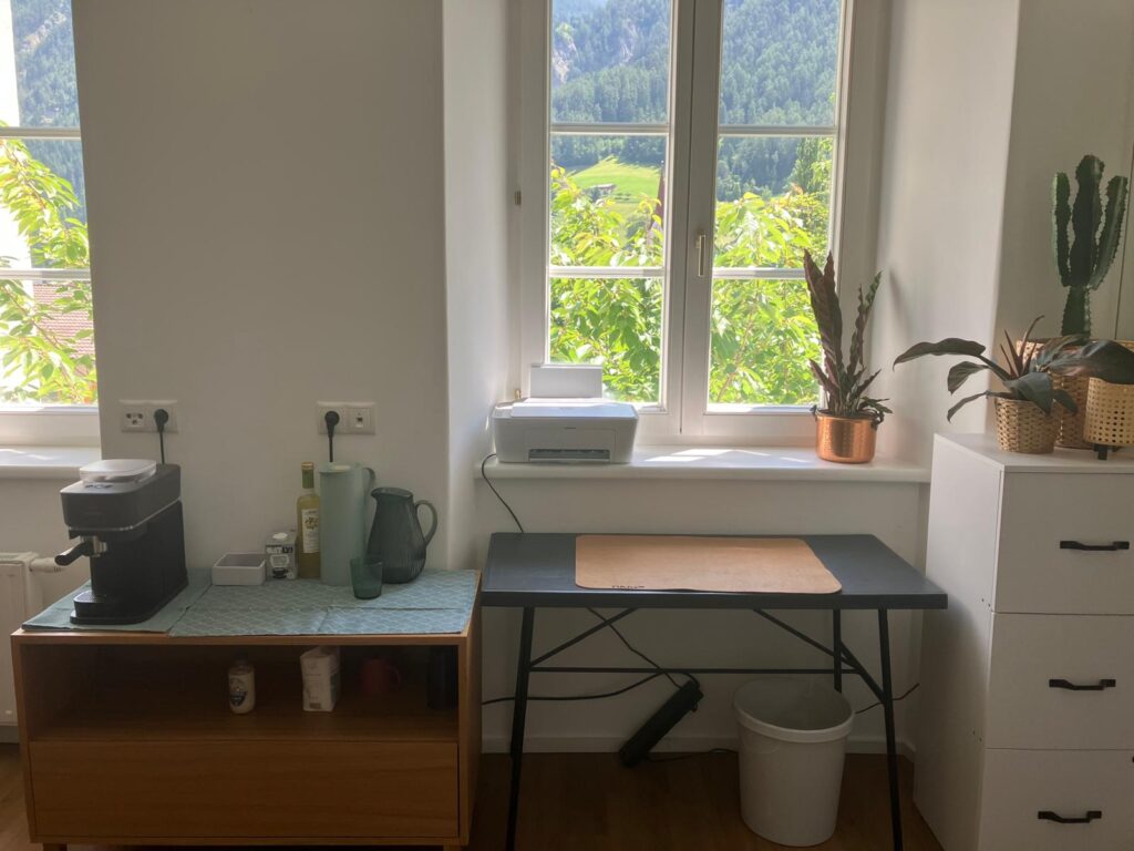 Psychotherapiepraxis - Schreibtisch vor Fenster, sonniges Wetter, Ried im Oberinntal